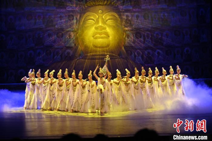 7月18日晚，中國(guó)經(jīng)典舞劇《絲路花雨》在甘肅蘭州黃河劇院演出。李亞龍 攝