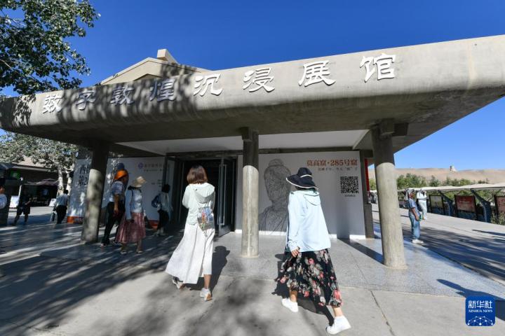 7月22日，游客排隊進(jìn)入“尋境敦煌——數(shù)字敦煌沉浸展”場館。新華社記者 郎兵兵 攝</p>
<p>