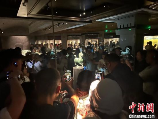 8月17日至23日，“濃濃民族情 兩岸一家親”臺(tái)灣同胞參訪團(tuán)甘肅行交流活動(dòng)在甘肅展開(kāi)。圖為臺(tái)胞參觀甘肅省博物館。中新社記者 閆姣 攝