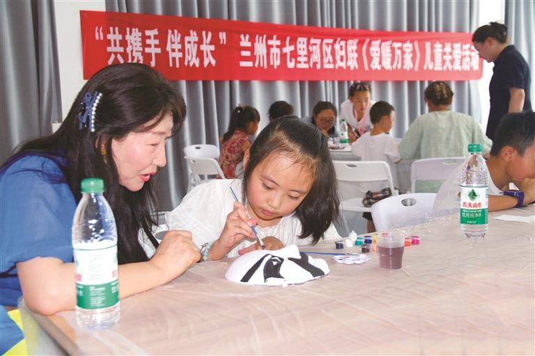 畫(huà)筆繪就梨園夢(mèng) 童聲唱響國(guó)粹情